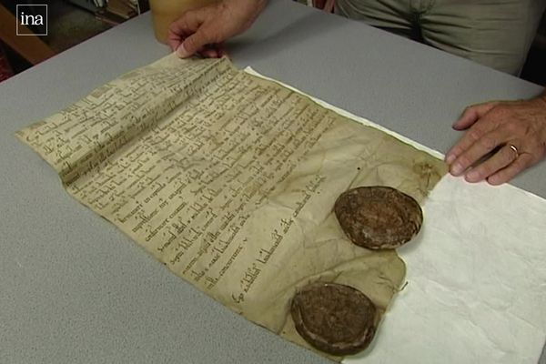 Document exceptionnel, la charte de fondation de labbaye, crite en 1121, est conserve  la socit historique de Soissons.